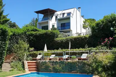 Villa moderniste avec piscine privée Rome à 20 minutes surplombant le parc national