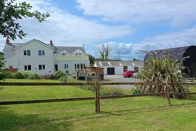 Image de Ferme moderne tout en costume nr Pembrokeshire & Carmarthen, bain Ă remous, paddock
