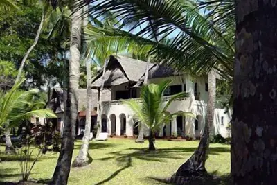 Image de Magnifique plage maison avec piscine privée dans des jardins tropicaux