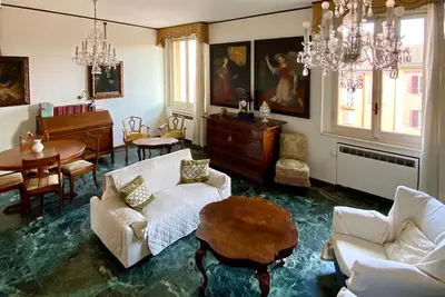 Image de Dans le centre de Bologne avec des meubles prestigieux et des pièces antiques d'art
