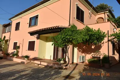 Image de maison individuelle spacieuse, idéale pour des vacances à san pantaleo