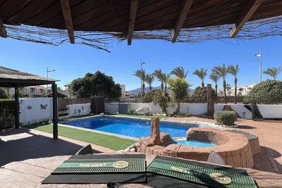Belle villa individuelle de 3 chambres, piscine chauffée et jacuzzi, Wifi, Sky tv, barbecue