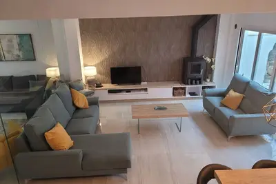 Image de Spacieuse maison de 2/3/4 chambres avec terrasse sur le toit avec jacuzzi dans le centre de Nerja