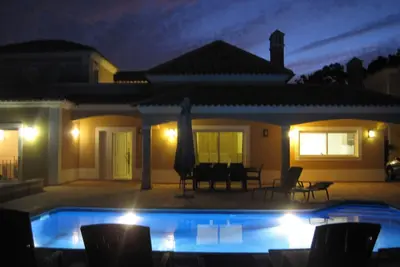 Image de Villa de luxe avec piscine privée, air conditionné, près de la plage.