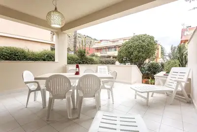 Image de villa indépendante située à quelques minutes à pied de la plage dans un quartier calme