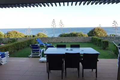 Image de Belle villa avec piscine, endroit calme donnant directement sur la mer