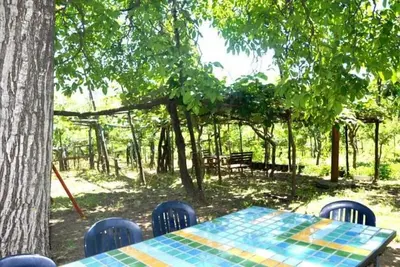 Image de Cote Amalfitaine, maison entourée de verdure des montagnes de Lattari.