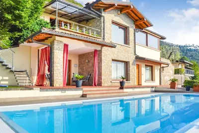 Image de Villa individuelle de 4 chambres avec vue imprenable sur le lac et piscine privée