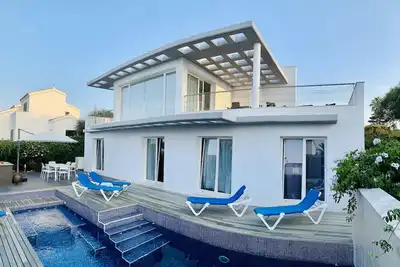 Image de Villa de luxe moderne avec piscine et vue imprenable sur la mer.