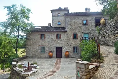 Image de Divisé par deux: un hébergement dans la vieille maison de 700 dans la vallée de la rivière Santerno
