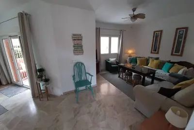 Image de Maison avec grand jardin près de la mer.