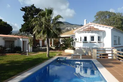 Image de Superbe propriété, vue, jardin et nouvelle piscine!
