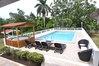 Image de Chambres confortables avec piscine et wifi gratuit, cabane spa, barbecue, sécurité 24h / 24