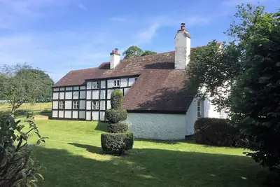 Image de Idyllic country getaway-5 Bedroom cottage on edge of the Cotswolds.