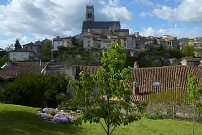 Image de Une maison au bord de la rivière à Bellac par un parc avec de belles vues sur la ville médiévale.