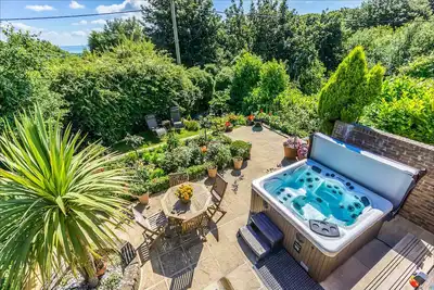 Image de Studio avec vue sur la mer et piscine intérieure chauffée et bain à remous, à la campagne