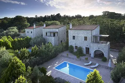 Image de Villa luxueuse et traditionnelle avec mur en pierre avec piscine privée