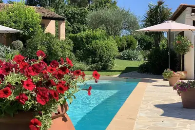 Image de Belle villa avec 4 chambres, 4 salles de bains, grande piscine, jardins privés.