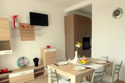 Image de Villa rénovée avec 2 salles de bains, climat et barbecue sur la côte Adriatique. Vd