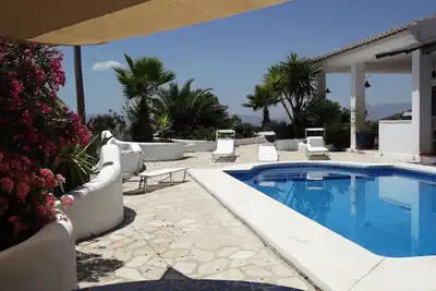 Image de Superbe villa andalouse de style contemporain avec piscine privée