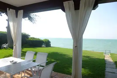 Image de Beach Line Villa avec vue imprenable sur la mer. Wifi Jardin privé