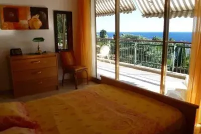 Image de Au calme, appartement 104m² Vue Mer Et Esterel. Résidence standing avec Piscine, WiFi, 5 min à pied de la Plage, 15 min à pied du Palais Des Festivals et de la Croisette.