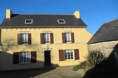 Image de la ferme vue sur mer devant la baie de douarnenez