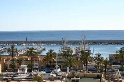 Image de Appartement ensoleillé avec vue sur la mer et le port au centre de Fuengirola