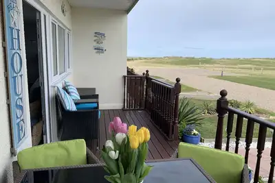 Image de Bord de plage sans interruption, vue mer, sur parc paisible chien amical avec Tv / Wifi