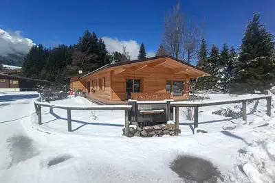 Image de Chalet en bois entouré de verdure