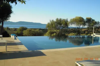 Image de Villa récente  climatisée avec piscine à débordement dans propriété de 10 ha