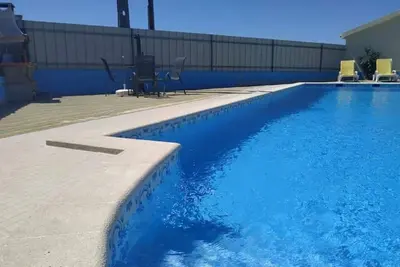 Image de rez-de-chaussée d'habitation avec eau salée piscine