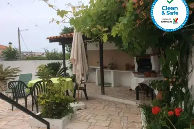 Image de Moradia das Rosas, à 2, 5 km de la plage d'Areia Branca.