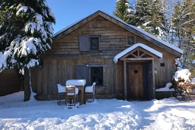 Image de Chalets romantiques avec toutes les commodités et la sensation d'un pavillon de chasse.
