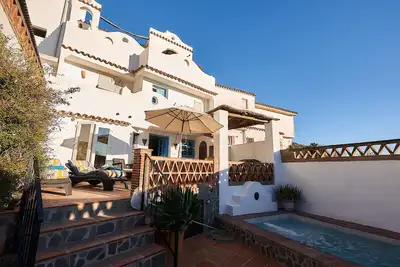 Image de Maison de ville avec piscine privée et vue sur la mer, le rocher de Gibraltar et le Maroc