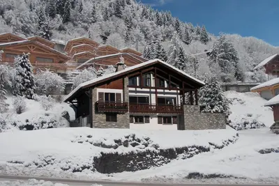 Image de Chalet Dans La Ville De Morzine Avec Terrain Privé. Vues de la pente. 50 mètres de l'arrêt de bus.