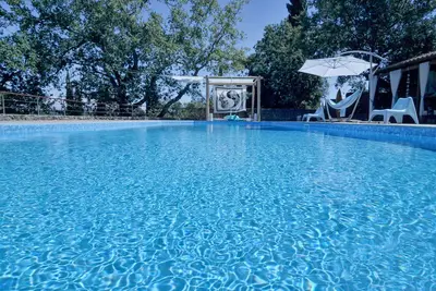 Image de Grande villa familiale avec piscine dans un environnement calme