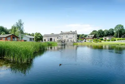 Image de Lodge avec propre bain à remous privé et une connexion Wi-Fi gratuite. **** Nuits gratuites disponibles ***