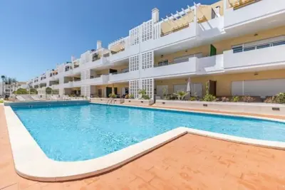 Image de Bel appartement au premier étage grand balcon donnant sur la piscine et les jardins sous licence