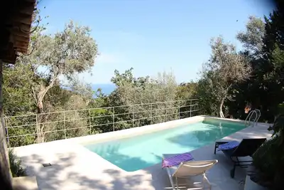 Image de Villa avec piscine privée Village et vue sur la mer.