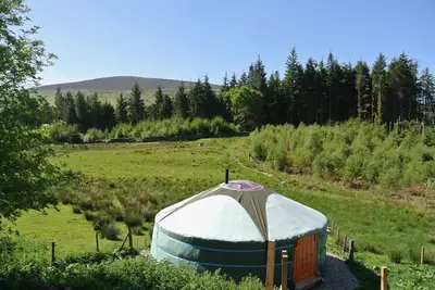 Image de Yourte mongole avec cabane en rondins cuisine / salle de bains dans les montagnes Berwyn, au nord du Pays de Galles