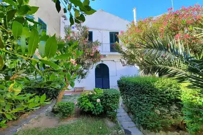 Image de une maison de maître au centre, avec jardin