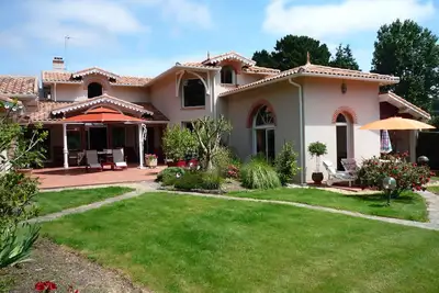 Situé entre plages, Golf et bourg, studio avec terrasse dans propriété privée.