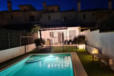 Image de Charmante maison avec piscine privée, à seulement quelques minutes en voiture de la plage