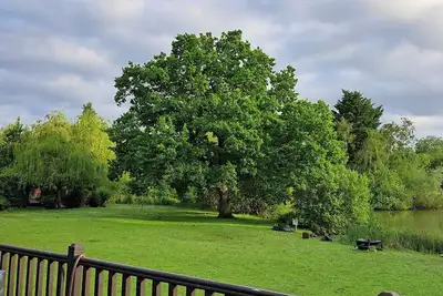 Image de Lodge avec bain à remous donnant sur le lac de pêche avec cheville de pêche privée