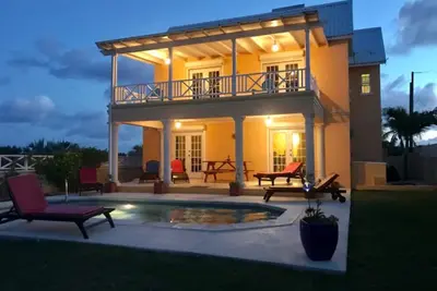 Image de Privé avec piscine, vues magnifiques sur la mer et courte promenade jusqu'à la plage