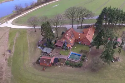 Image de L'appartement est situé dans une maison individuelle dans un endroit très calme.