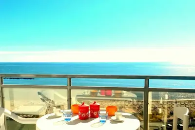 Image de Dominez la mer d'en haut! Bel appartement face Ă la mer