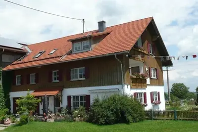 Image de Vue panoramique sur la montagne, la campagne, grande aire de jeux, maison de jardin avec barbecue