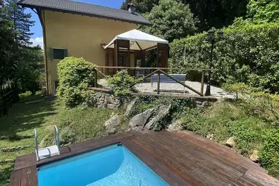 Image de Belle maison de vacances avec piscine privée dans la nature